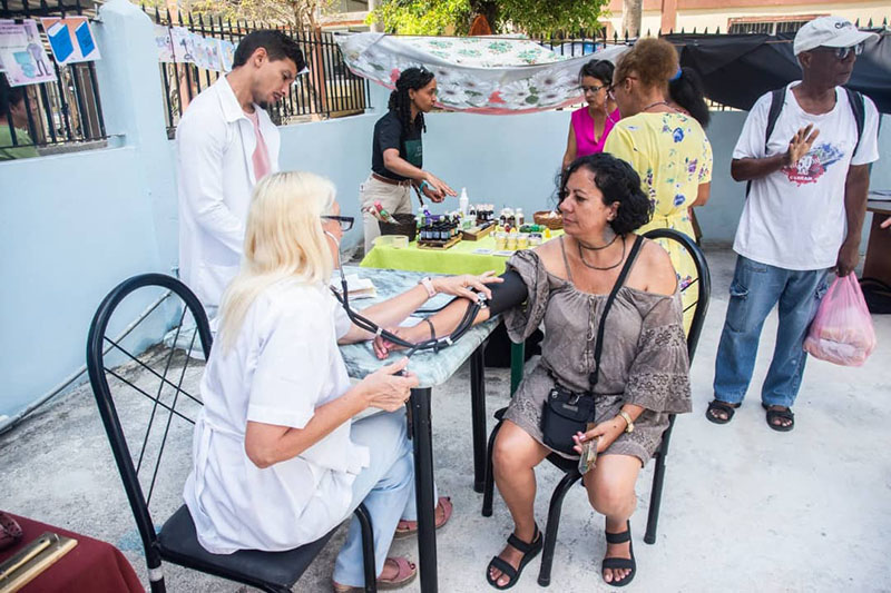 Junto al policlínico de la comunidad, Prosalud honró sus lazos afectuosos con Sexo Sentido y aportó a la feria pruebas rápidas de VIH, pesquisaje de presión arterial, promoción de métodos seguros para disfrutar del erotismo y mucho colorido.