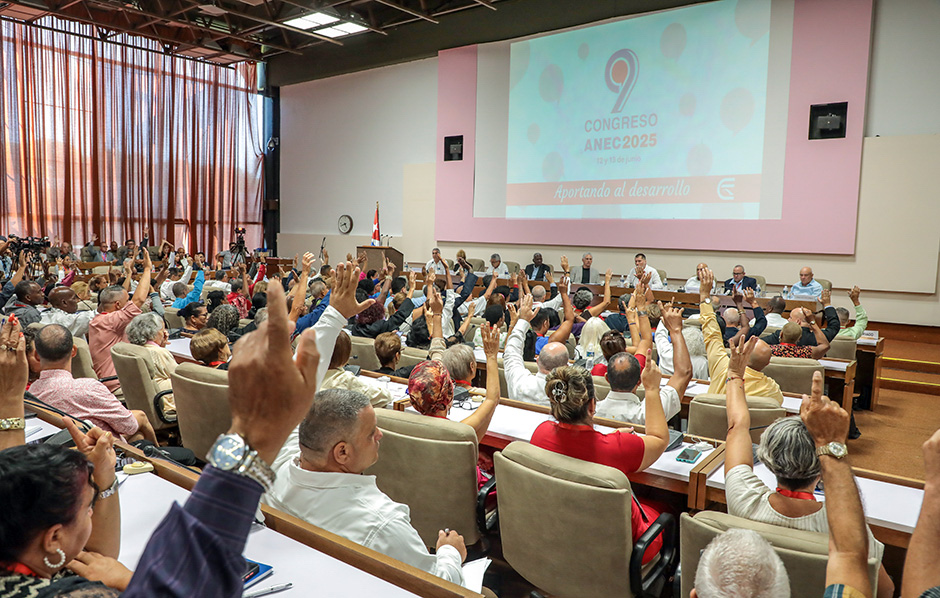 Presidente cubano asiste a clausura de congreso de economistas y contadores de Cuba