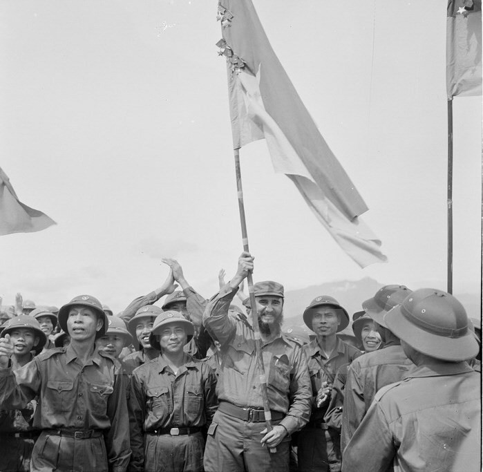 Fidel enarbola la bandera del Frente de Liberación Nacional de Vietnam del Sur en la provincia de Quang Tri