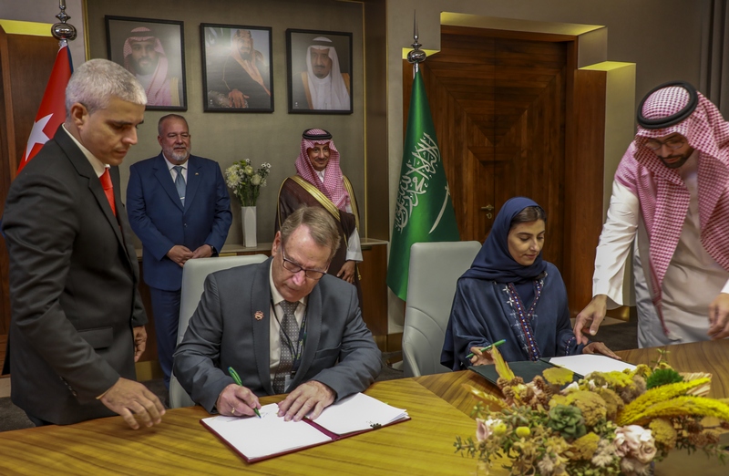 Firma del memorando de entendimiento para lograr el desarrollo turístico sostenible entre Cuba y el Reino de Arabia Saudita.