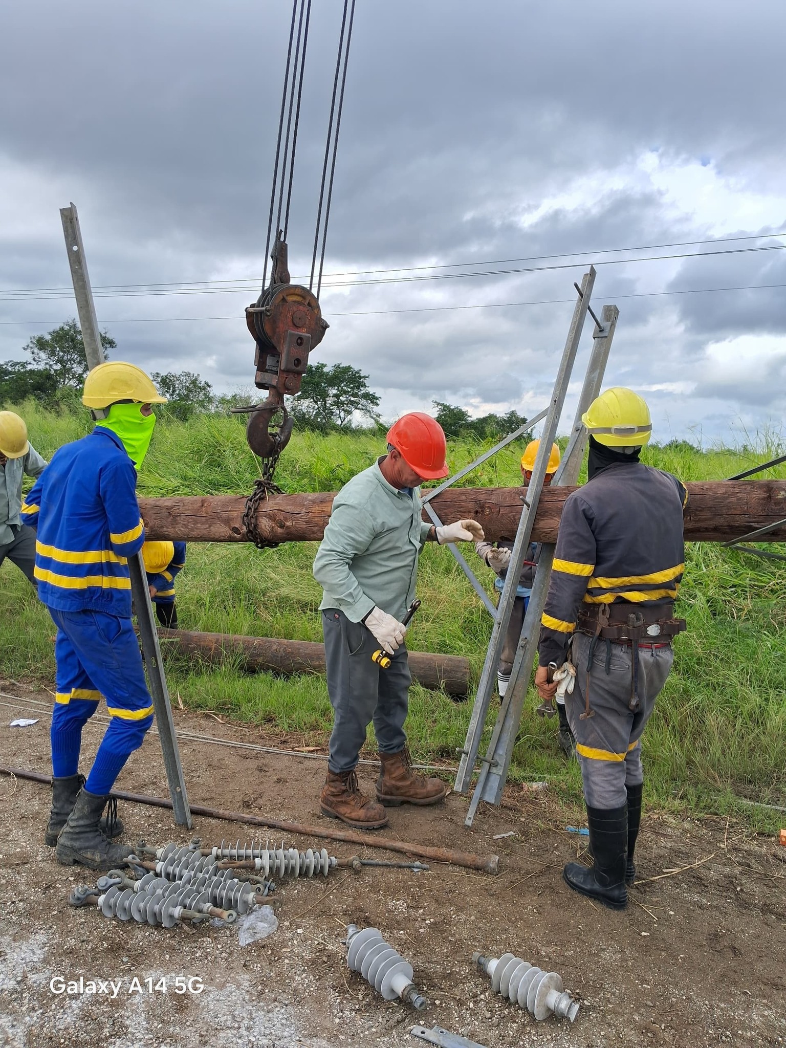 Continúan labores para restablecer el servicio eléctrico en el oriente de Cuba