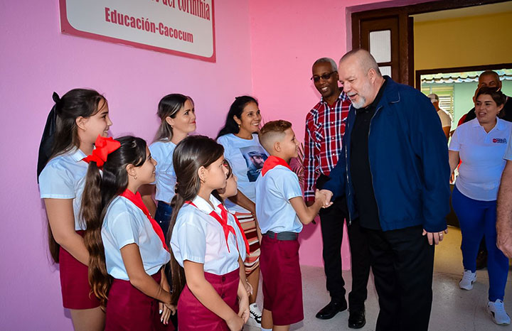 Los pinos nuevos expresaron al primer ministro su agradecimiento por las reparaciones hechas en su seminternado