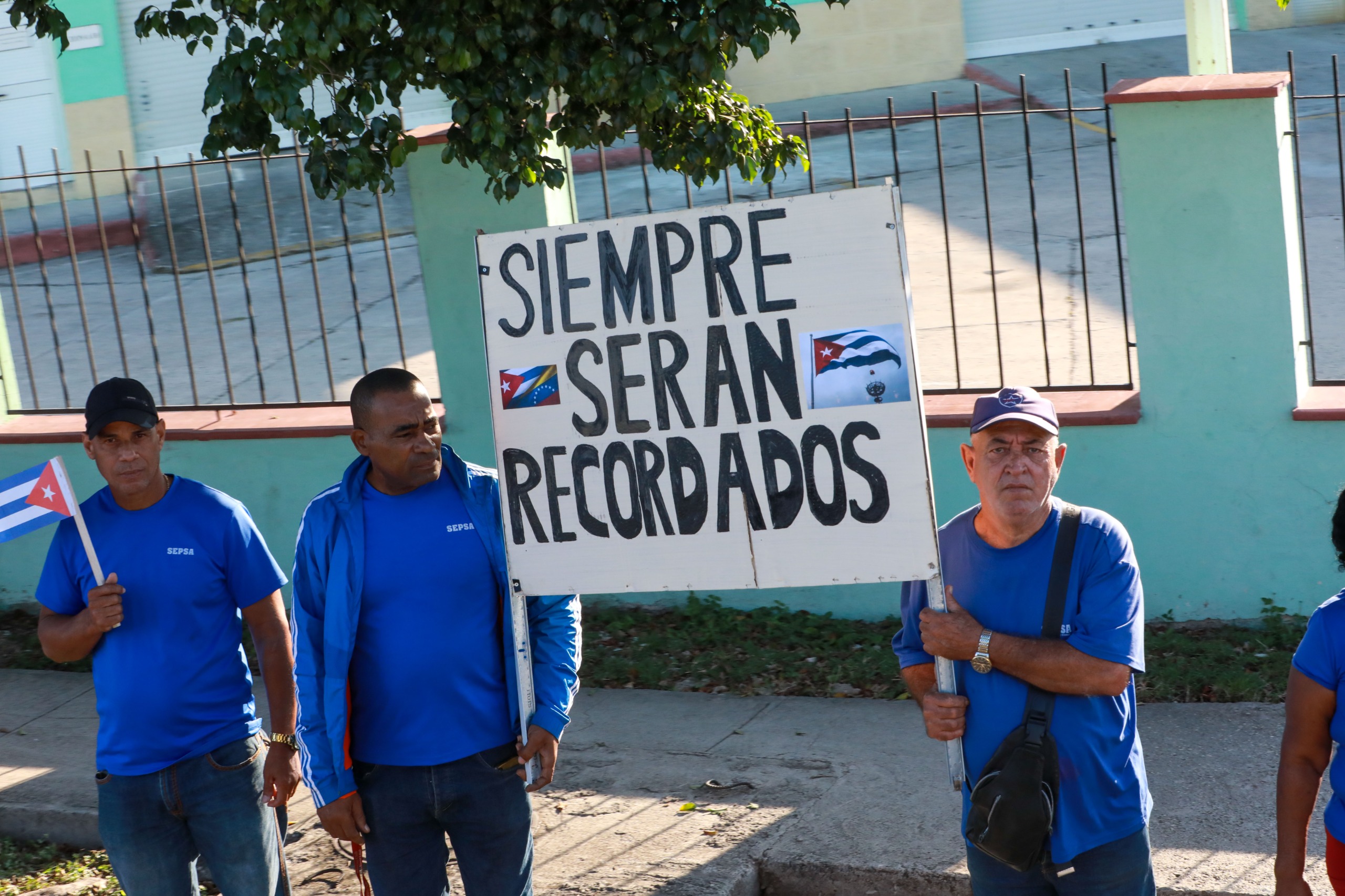 El pueblo cubano en solemne saludo de homenaje a los héroes caídos en el cumplimiento del deber