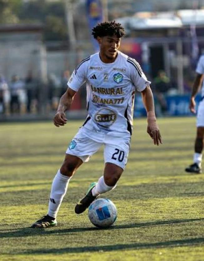 Dayron Reyes regresa a la convocatoria de la selección cubana de fútboll.