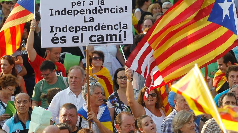 president de la Generalitat, Carles Puigdemont, en una manifestación popular en Cataluña