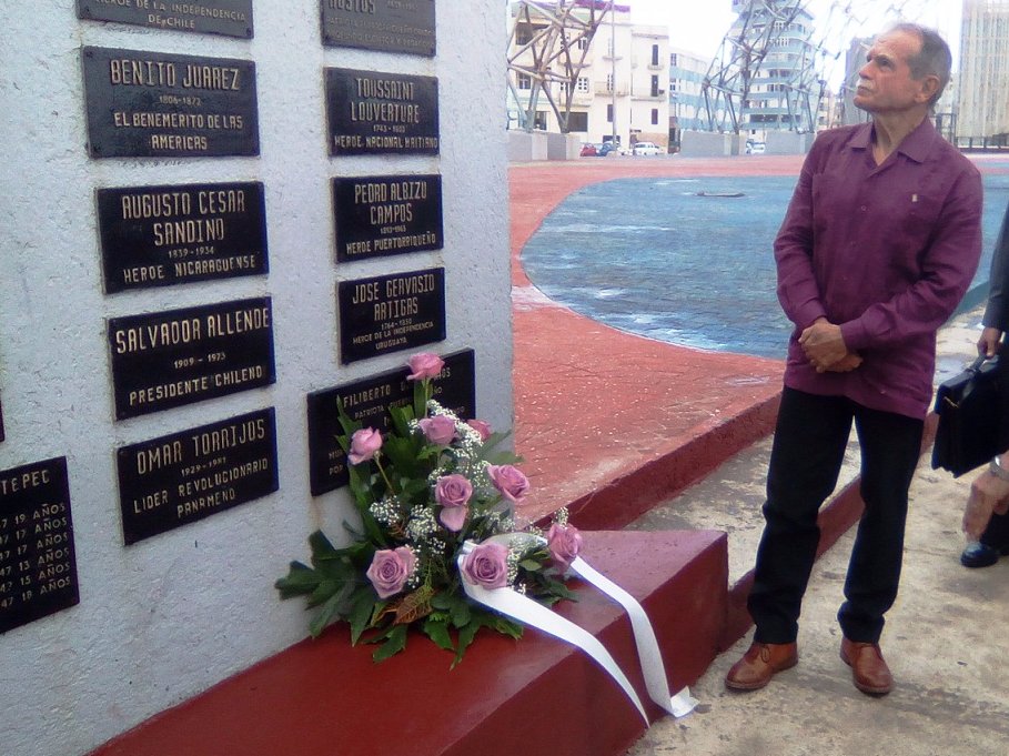 El patriota boricua depositó una ofrenda floral a Filiberto Ojeda Ríos, Eugenio María de Hostos y Pedro Albizu Campos