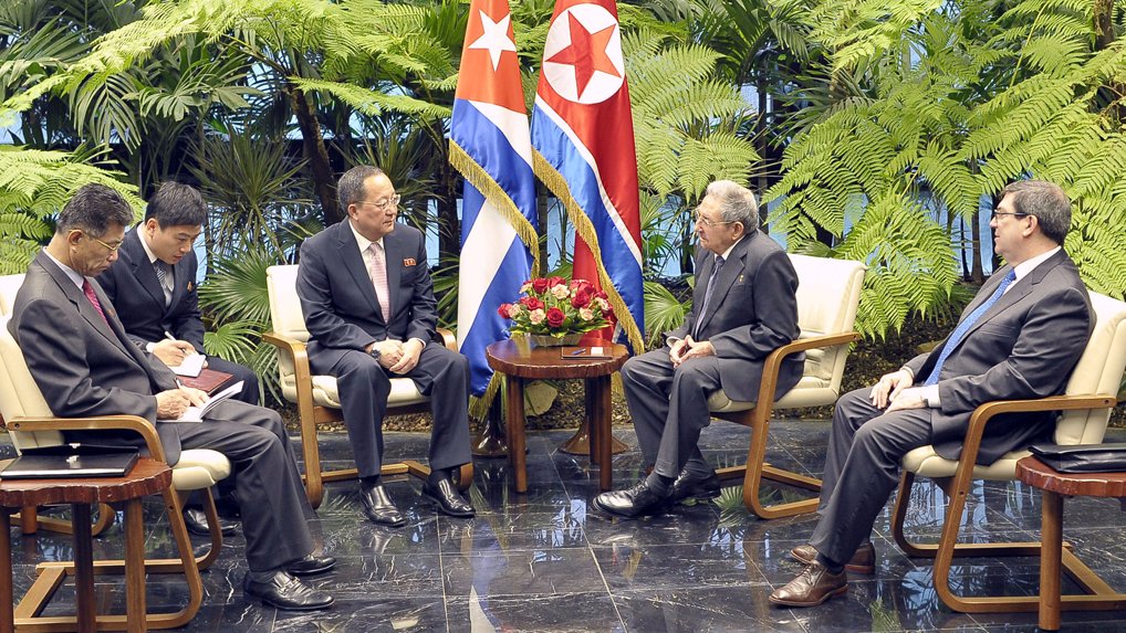 El General de Ejército Raúl Castro Ruz, Presidente de los Consejos de Estado y de Ministros y el compañero Ri Yong Ho, ministro de Relaciones Exteriores de la República Popular Democrática de Corea