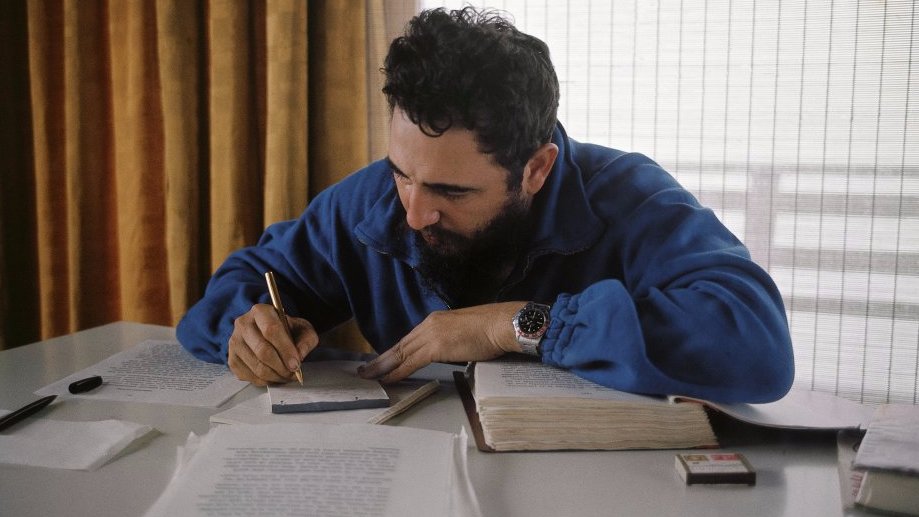 Fidel Escribiendo