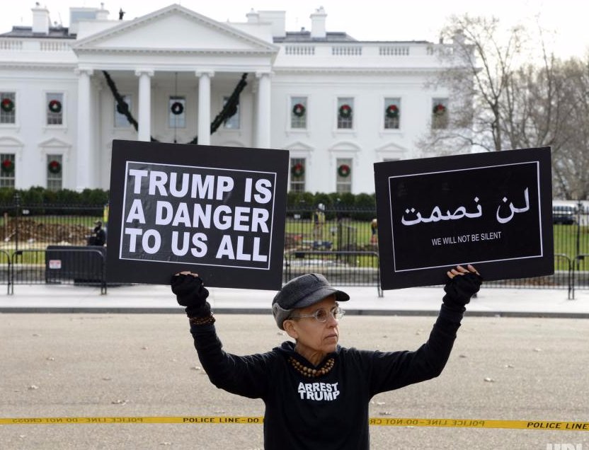 Sus políticas han provocado amplio rechazo. Como dice este manifestante que pide su arresto «Trump es un peligro para todos nosotros».