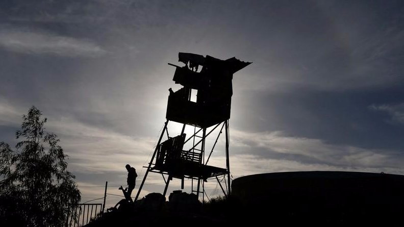 Un palestino inspecciona el lugar afectado por un ataque aéreo israelí en la Franja de Gaza.