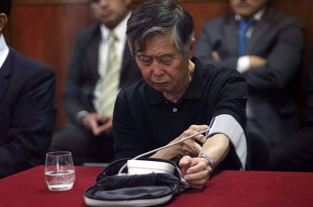óvenes protestan y seguidores apoyan indulto a exgobernante Fujimori