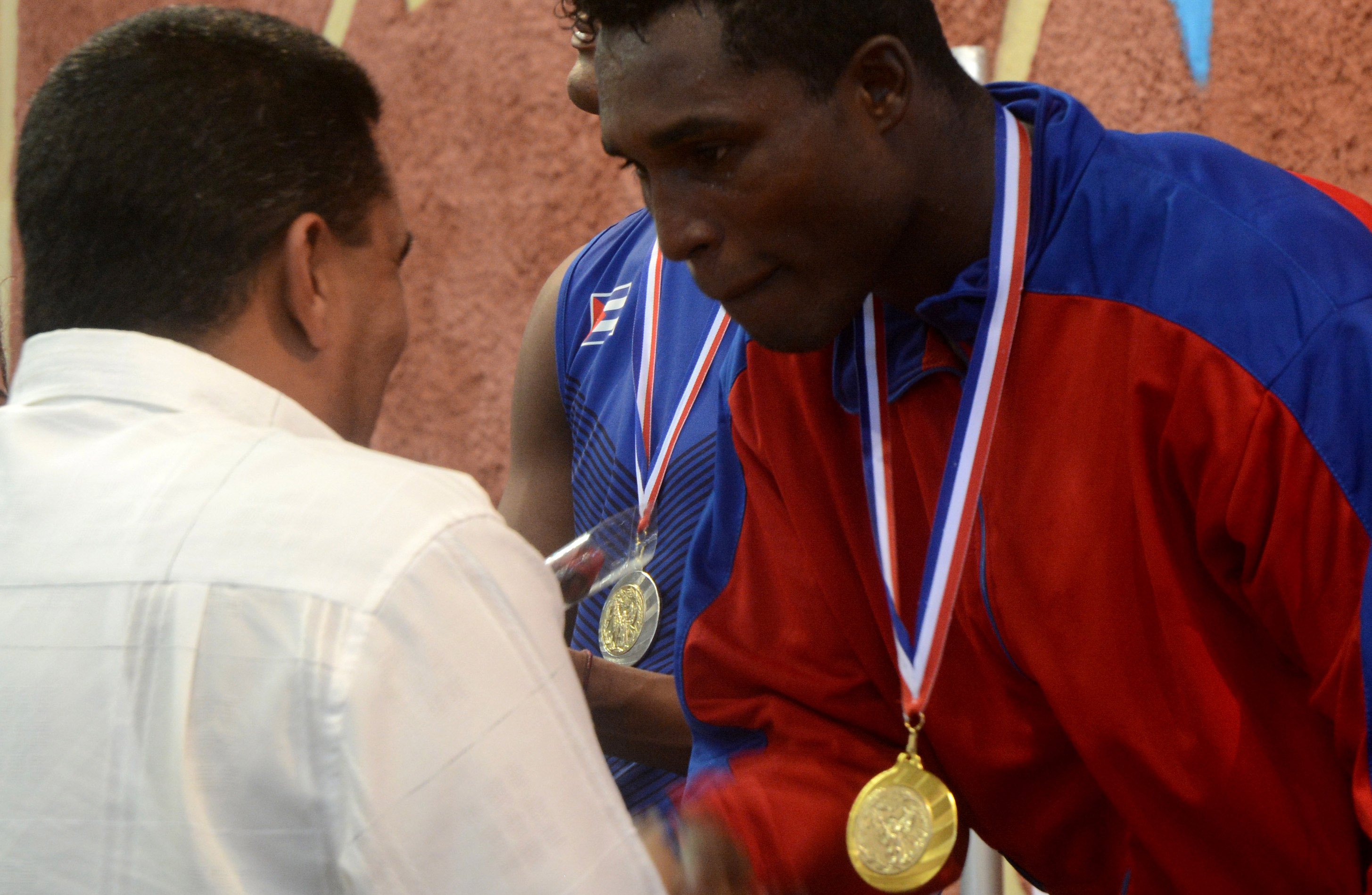 Julio César La Cruz inauguró su reinado en los pesos pesados.