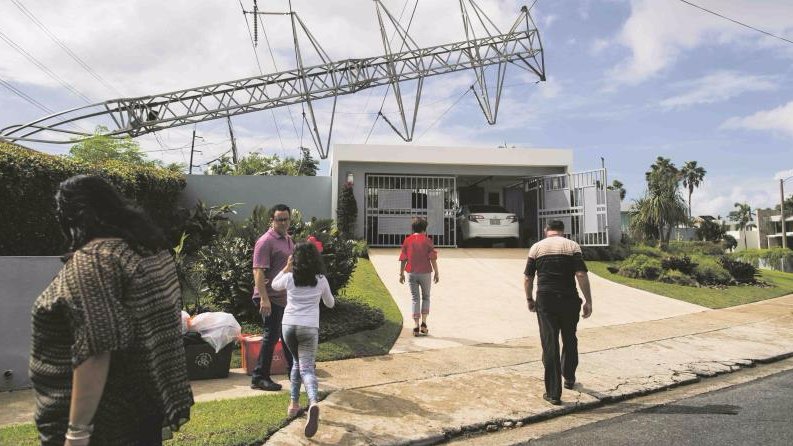 Postes siguen caídos en Puerto Rico