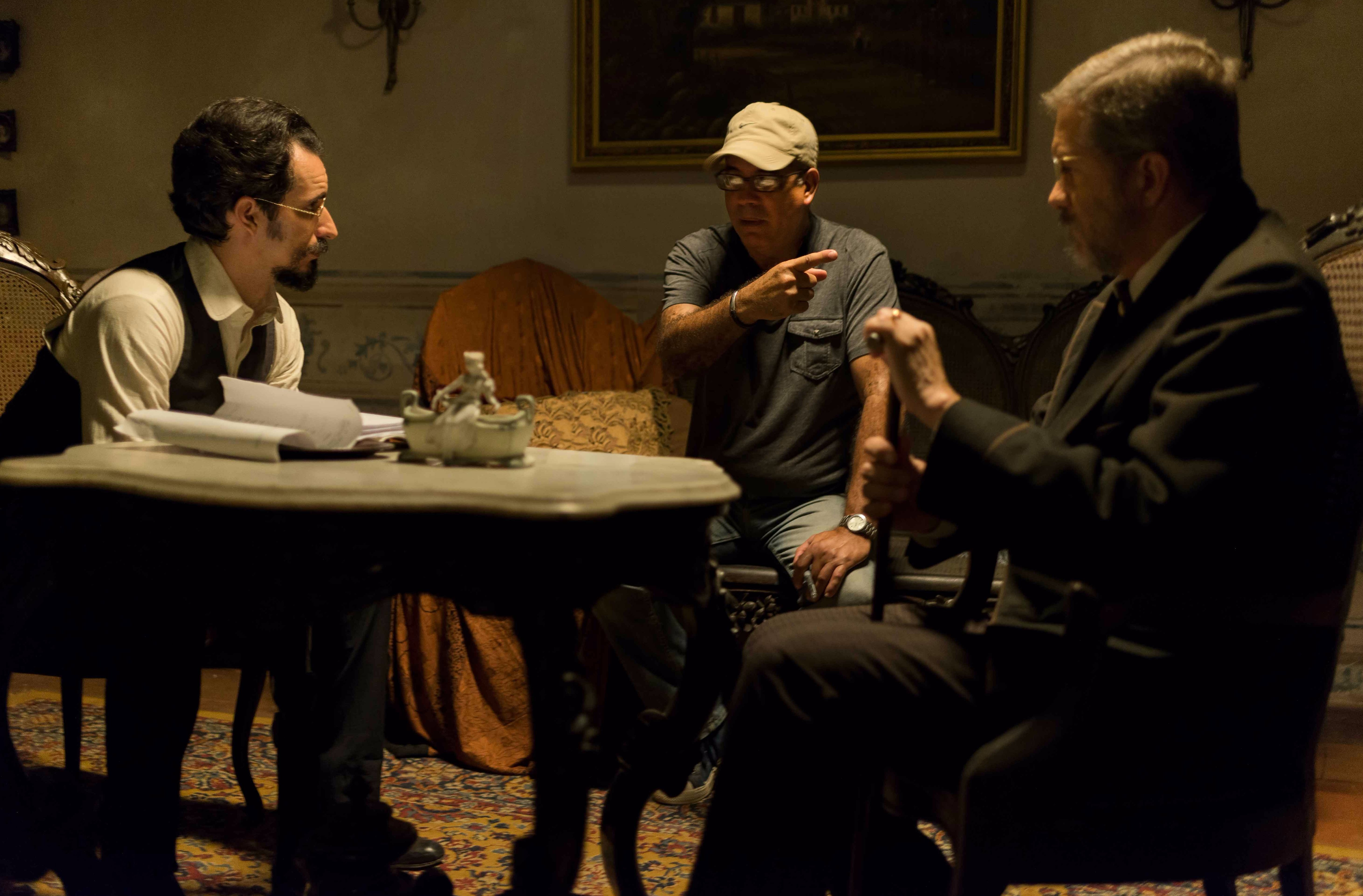 El director Alejandro Gil (centro) intercambia con los actores Yasmani Guerrero (izquierda) y Fernando Hechavarría.