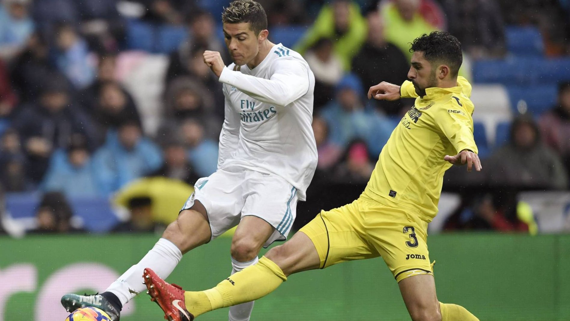 El portugués disputando un balón durante la derrota de este fin semana frente al Villarreal