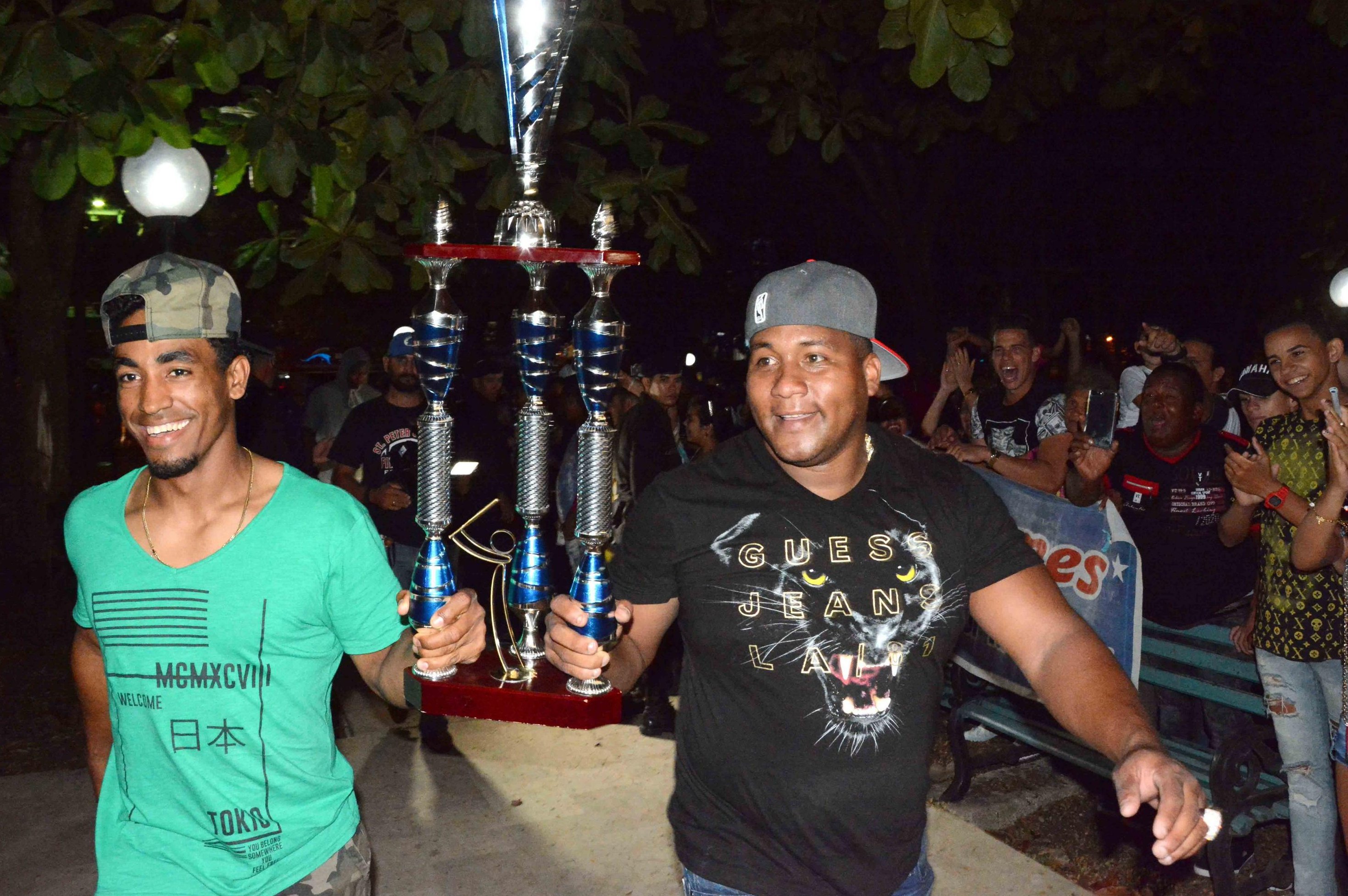 Los campeones festejaron con su pueblo toda la noche del domingo.