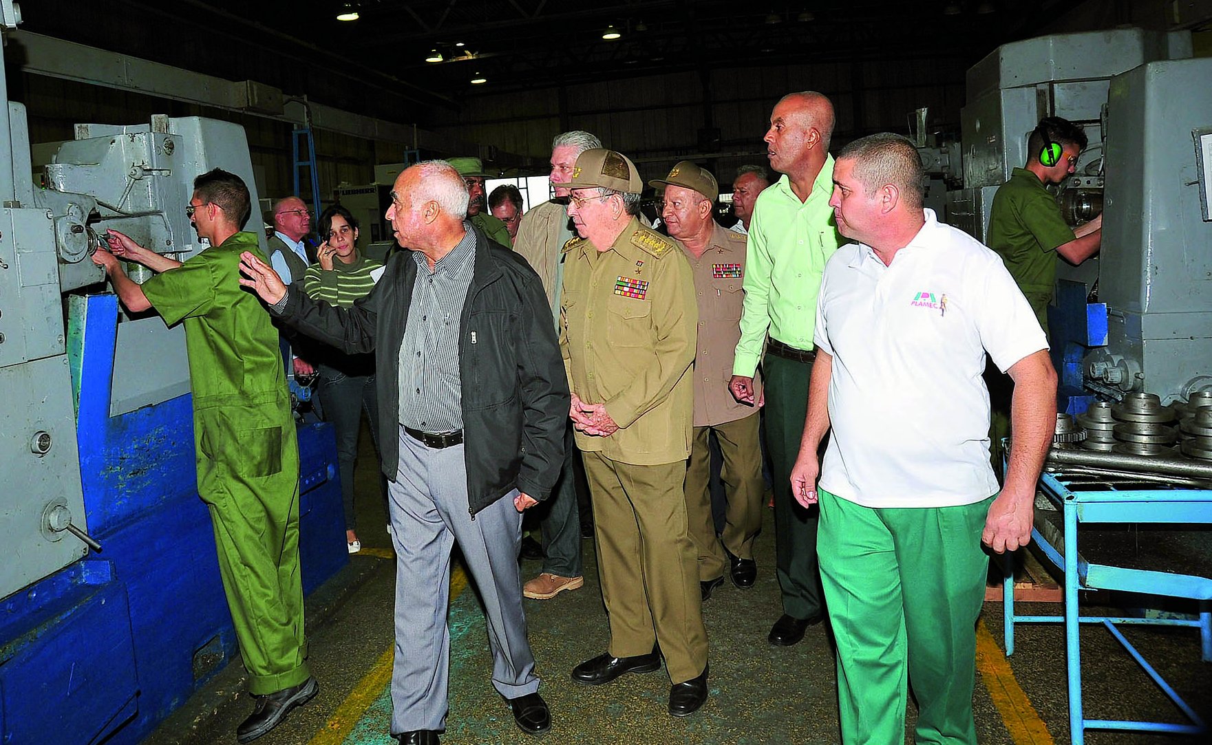 CVisitó Raúl la Empresa Militar Industrial de Camagüey