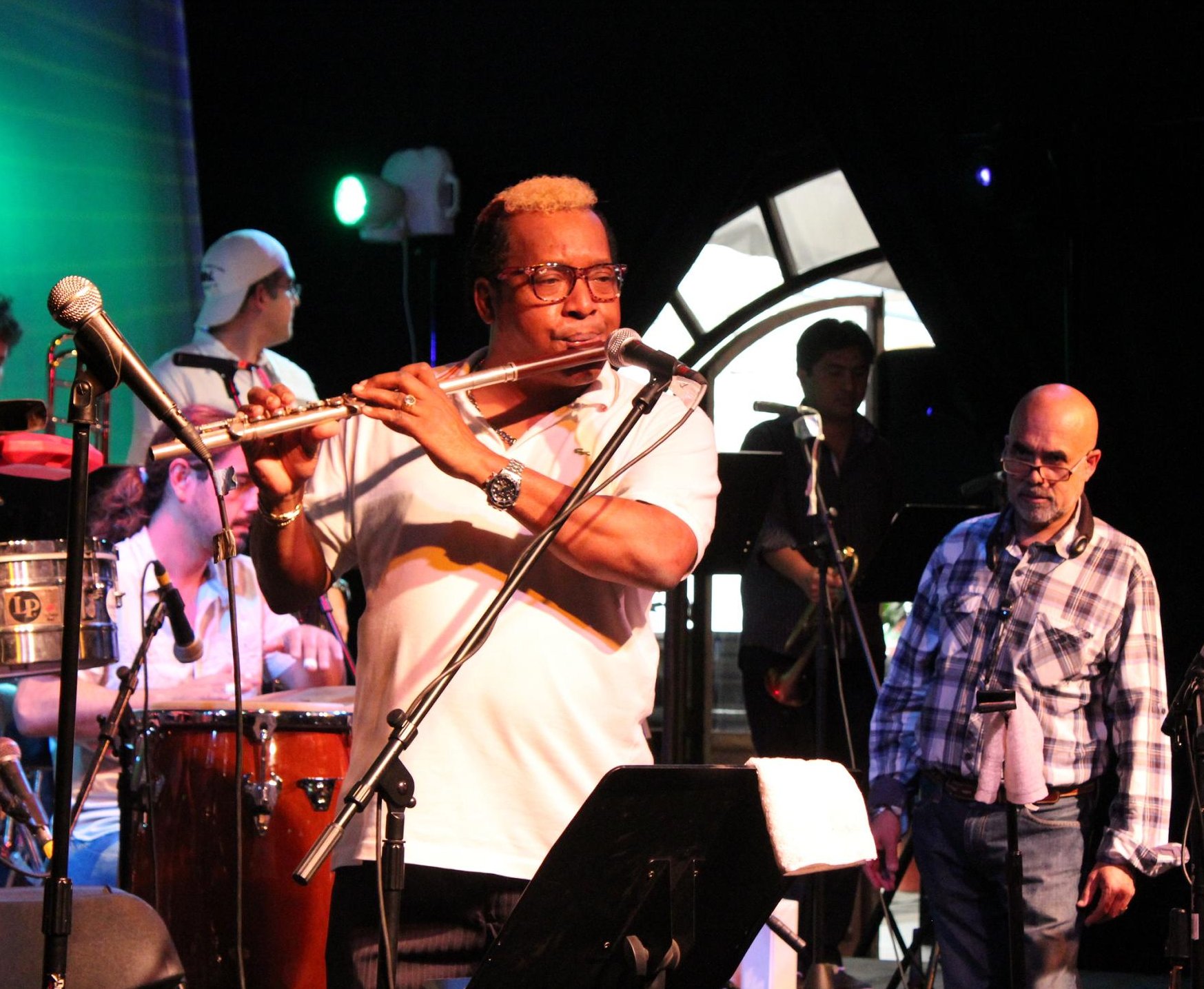 José Luis Cortés nació en Villa Clara en 1951 y a los 16 años comienza a trabajar con la orquesta Los Van Van