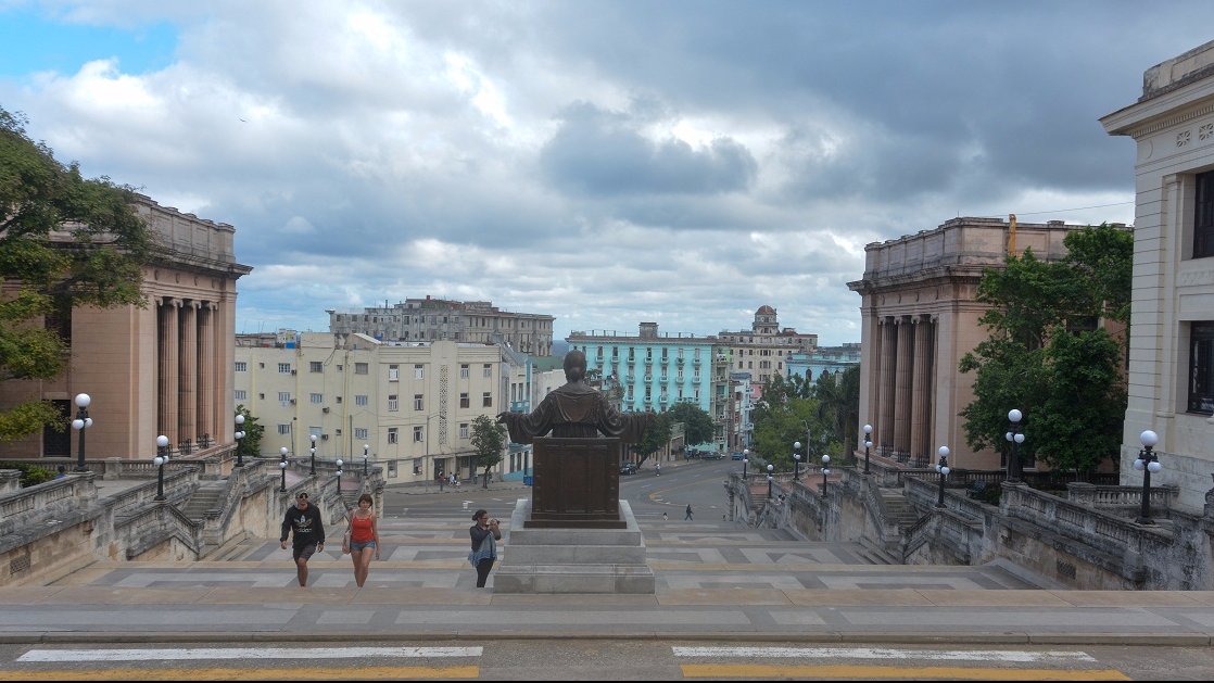 La institución, abierta a la sociedad, tiene hoy más de 30 000 estudiantes