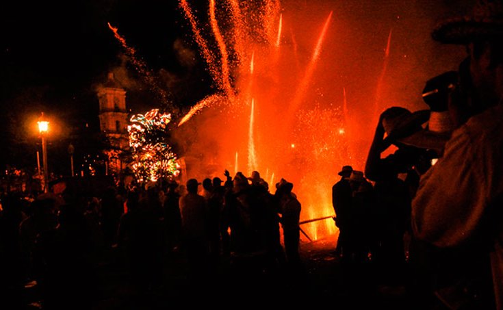 Los fuegos artificiales constituyen uno de los principales atractivos de las tradicionales parrandas remedianas.