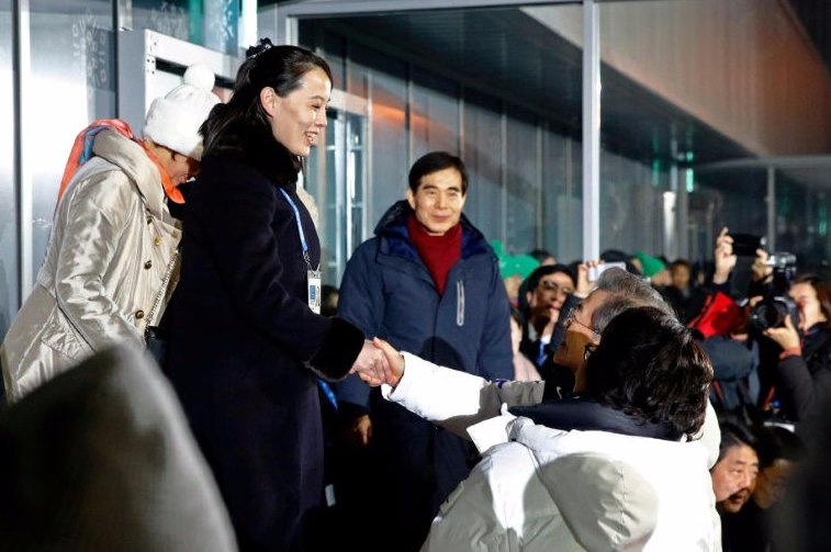 Saludo entre Kim Yo Song y el presidente de Corea del Sur