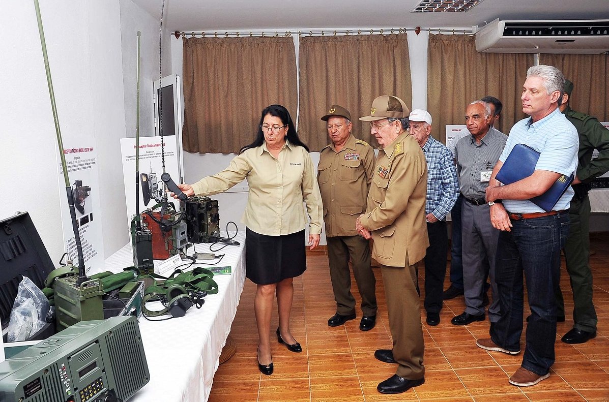 Continuó Raúl recorrido  por empresas militares industriales del país