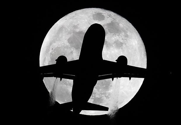 La superluna protagonista tras un vuelo que le atraviesa