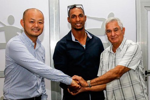 Yurisbel Gracial Signs Contract with the Japanese Sofbank Baseball Team.