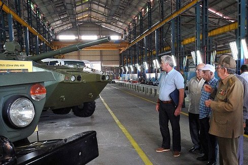 Continuó Raúl recorrido  por empresas militares industriales del país