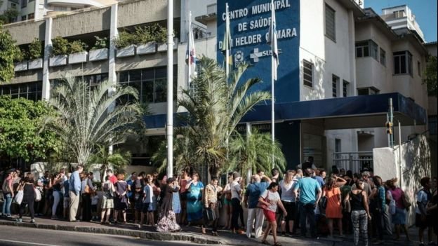 Filas en Río de Janeiro para vacunarse contra la fiebre amarilla.