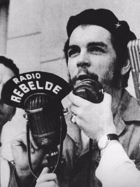 Desde la Sierra Maestra, y concebida por el Che, la emisora Radio Rebelde se convirtió en la voz de la Revolución.