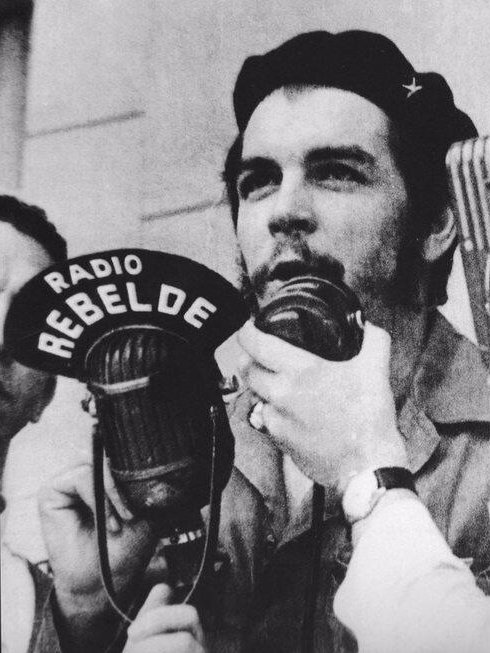 Desde la Sierra Maestra, y concebida por el Che, la emisora Radio Rebelde se convirtió en la voz de la Revolución.