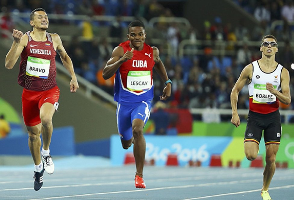 Dos cubanos con preseas en atletismo bajo techo