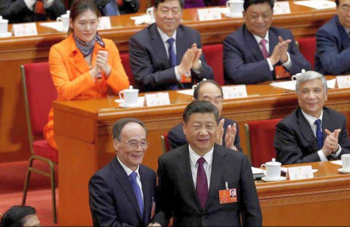 Desempeñaré honestamente mis labores, aceptaré la supervisión del pueblo y trabajaré duramente para construir un moderno país socialista, destacó en su juramento Xi Jinping