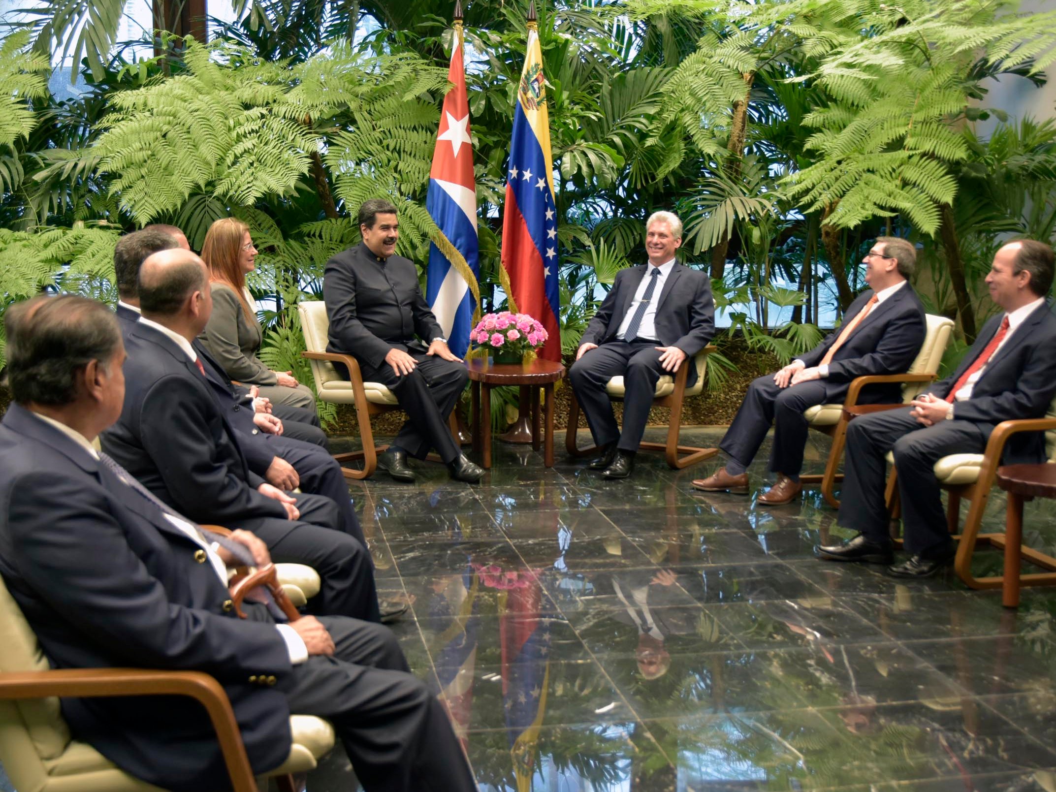 Recibe Presidente cubano Miguel Díaz Canel a presidente venezolano Nicolás Maduro.