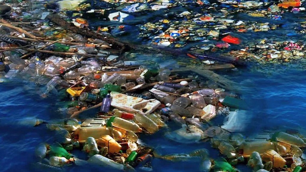 Algunos expertos estiman que para el año 2050 podría verse tanto plástico de desecho en el océano como peces