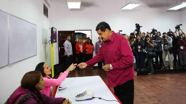 El presidente Nicolás Maduro ejerce su derecho al voto