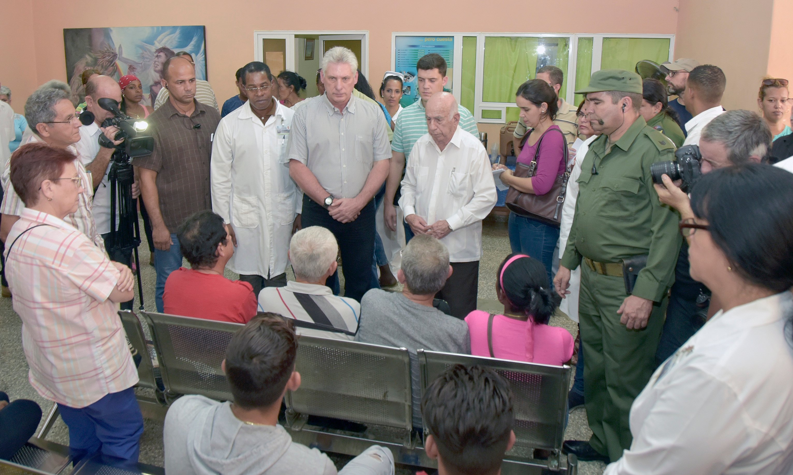 El presidente Miguel Díaz-Canel Bermúdez, junto al segundo secretario del Partido Comunista, José Ramón Machado Ventura, y autoridades del Partido y el gobierno de La Habana.