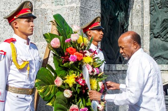 Vicepresidente namibio rindió tributo a internacionalistas cubanos.