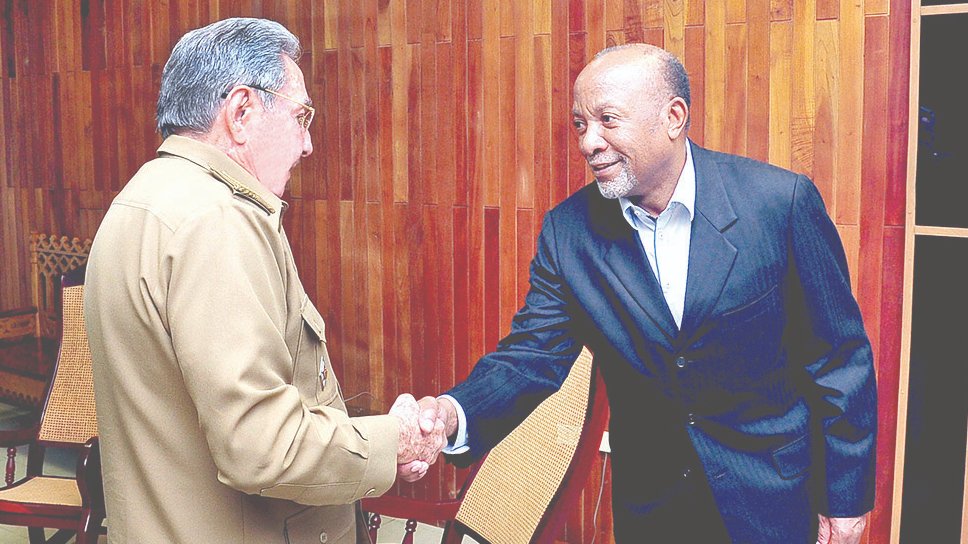 Raúl Castro junto a Nangolo Mbunda