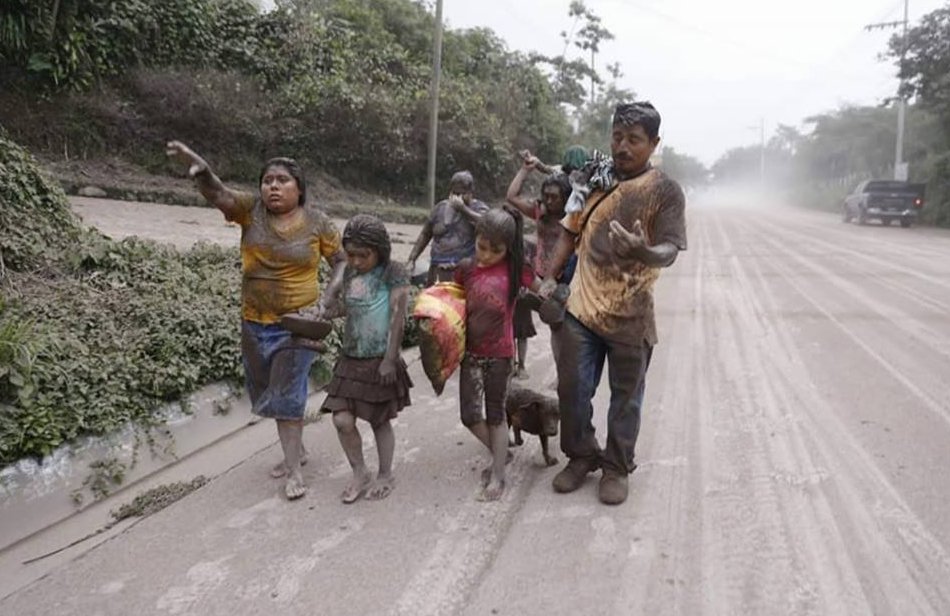 Lugareños damnificados debido a la erupción del volcán de Fuego