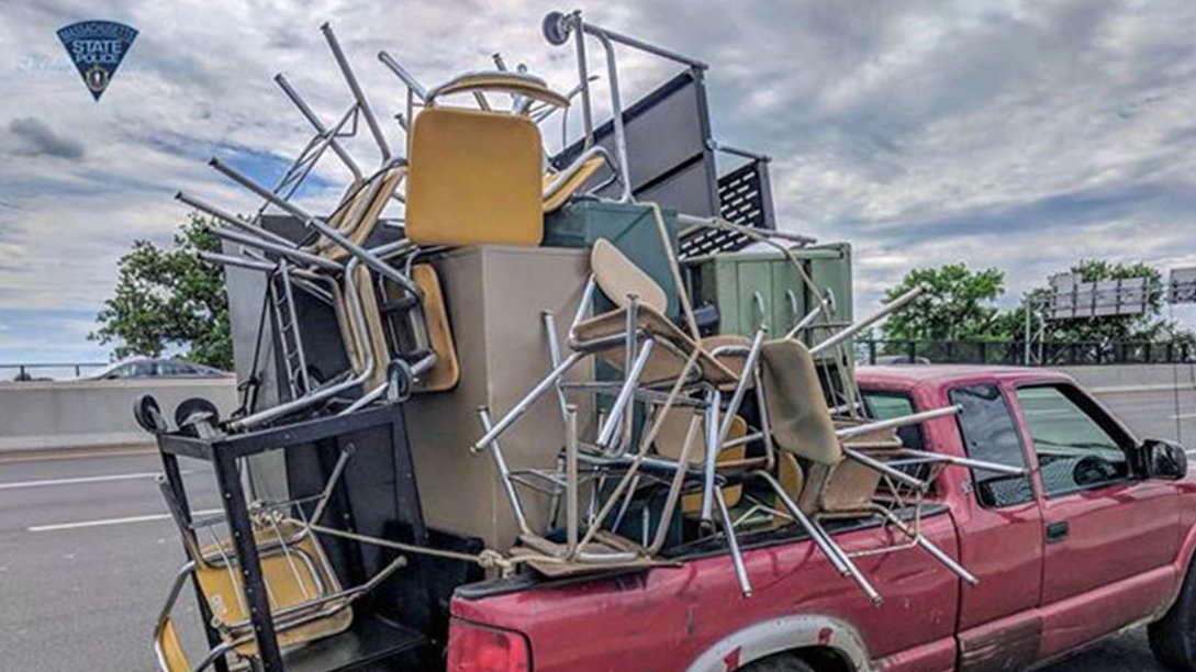 Camioneta sobrecargada de sillas