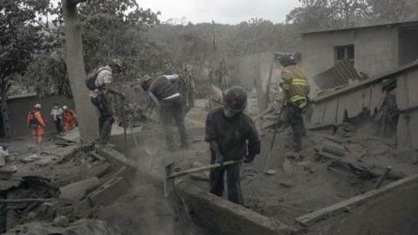 Búsqueda de cuerpos de los desaparecidos tras erupción de volcán de Fuego.