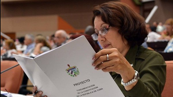 A la venta tabloide con el Proyecto de Constitución de la República de Cuba