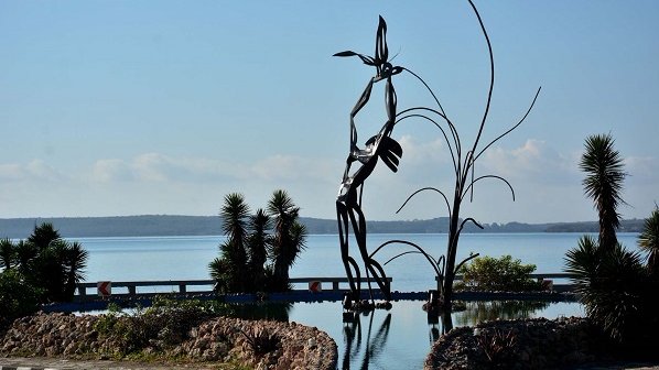 La escultura realizada por la artista Rita Longa