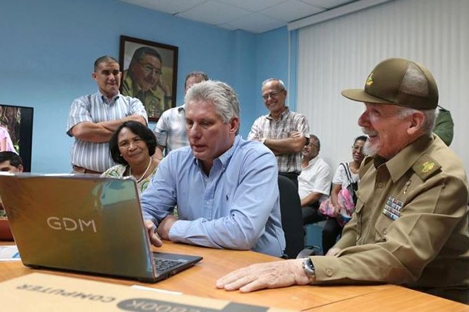 Presidente cubano Miguel Díaz-Canel evalúa la marcha del programa de informatización