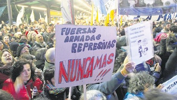 No a los milicos en las calles,  dicen los argentinos