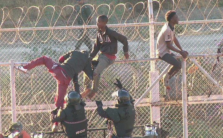 Migrantes se enfrentan a la policía en Ceuta para mejorar de vida