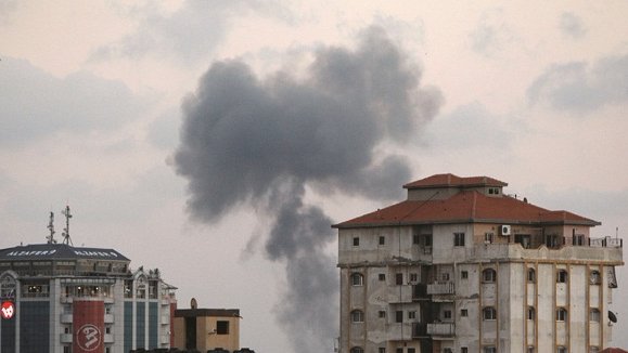 Humo del bombardeo israelí a Gaza