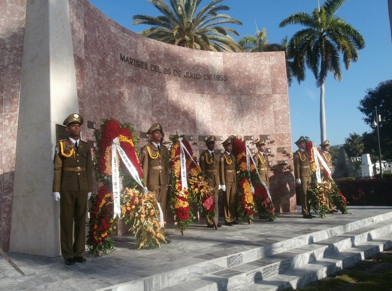 Ofrendas florales de Rául, Díaz-Canel, los Consejos de Estado y de Ministros y del pueblo de Cuba fueron depositadas ante el Retablo a los Mártires del 26 de Julio y los Caídos en la Insurgencia